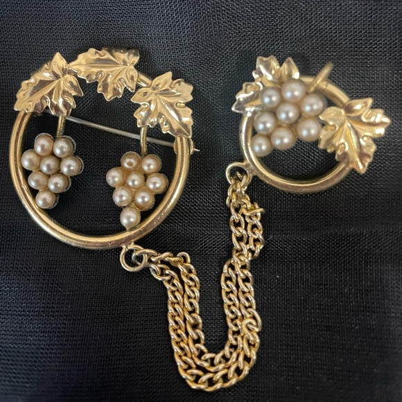 Vintage Elegant Gold and Pearl Leaf Brooch - Picture 1 of 2